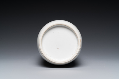 Een Chinese blauw-witte 'Sanxing' rouleau vaas, wellicht 19e eeuw
