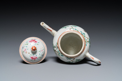 Een Chinese famille rose theepot met een dame en een kind in een tuin, Qianlong