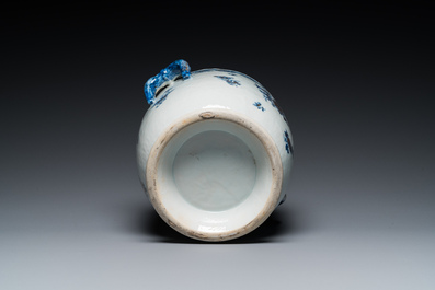 Een Chinese blauw-witte en deels vergulde wijnkoeler, Qianlong
