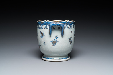 Een Chinese blauw-witte en deels vergulde wijnkoeler, Qianlong