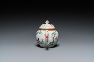 Een Chinese famille rose theepot met een dame en een kind in een tuin, Qianlong