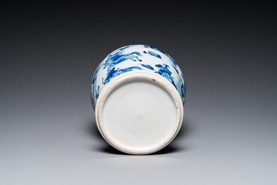Een Chinese blauw-witte 'Joosje te paard' vaas met houten deksel, Kangxi