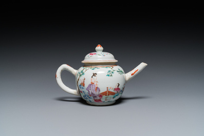 Een Chinese famille rose theepot met een dame en een kind in een tuin, Qianlong