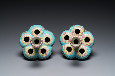 Een paar Chinese famille rose bloemenvazen met draken op turquoise fondkleur, 19e eeuw