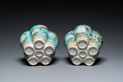 Een paar Chinese famille rose bloemenvazen met draken op turquoise fondkleur, 19e eeuw