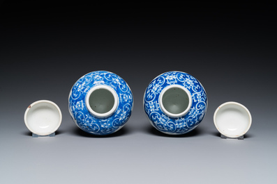 Een paar Chinese Canton famille rose vazen en een paar blauw-witte dekselpotten, 19e eeuw