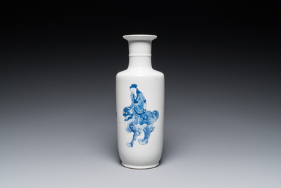 Een Chinese blauw-witte 'Sanxing' rouleau vaas, wellicht 19e eeuw