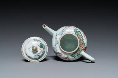 Een Chinese famille rose 'Vier elementen' theepot met deksel, Qianlong