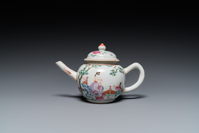 Een Chinese famille rose theepot met een dame en een kind in een tuin, Qianlong