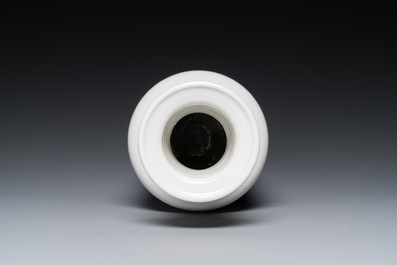 Een Chinese blauw-witte 'Sanxing' rouleau vaas, wellicht 19e eeuw