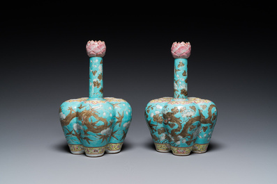 Een paar Chinese famille rose bloemenvazen met draken op turquoise fondkleur, 19e eeuw