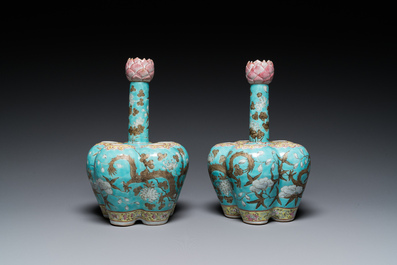 Een paar Chinese famille rose bloemenvazen met draken op turquoise fondkleur, 19e eeuw
