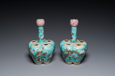 Een paar Chinese famille rose bloemenvazen met draken op turquoise fondkleur, 19e eeuw