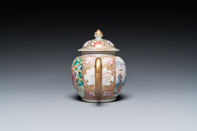 Een Chinese famille rose theepot met mandarijns decor, Qianlong