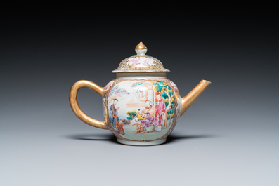 Een Chinese famille rose theepot met mandarijns decor, Qianlong