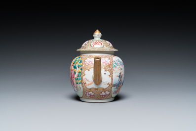 Een Chinese famille rose theepot met mandarijns decor, Qianlong
