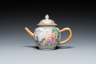 Een Chinese famille rose theepot met mandarijns decor, Qianlong