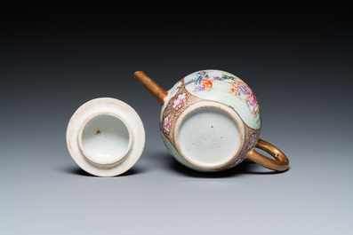Een Chinese famille rose theepot met mandarijns decor, Qianlong
