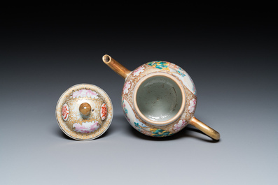 Een Chinese famille rose theepot met mandarijns decor, Qianlong