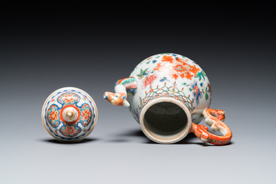 Th&eacute;i&egrave;re couverte en porcelaine de Chine famille rose au bec en forme de dragon, Yongzheng/Qianlong