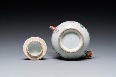 Th&eacute;i&egrave;re couverte en porcelaine de Chine famille rose au bec en forme de dragon, Yongzheng/Qianlong