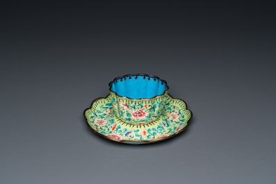 A Chinese green-ground Canton enamel cup on trembleuse stand, Qianlong