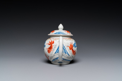 Een Chinese ijzerrode en grisaille theepot met karpers en kraanvogels, Yongzheng