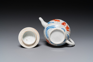 Een Chinese ijzerrode en grisaille theepot met karpers en kraanvogels, Yongzheng