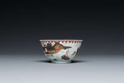 Rare tasse et soucoupe en porcelaine de Chine famille rose &agrave; d&eacute;cor d'une vue de port, Yongzheng