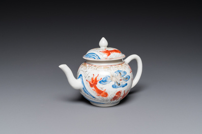 Een Chinese ijzerrode en grisaille theepot met karpers en kraanvogels, Yongzheng