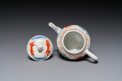 Een Chinese ijzerrode en grisaille theepot met karpers en kraanvogels, Yongzheng