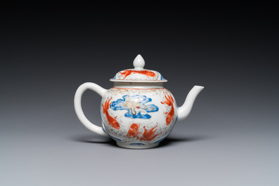 Een Chinese ijzerrode en grisaille theepot met karpers en kraanvogels, Yongzheng