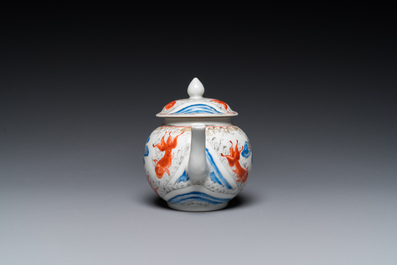 Een Chinese ijzerrode en grisaille theepot met karpers en kraanvogels, Yongzheng