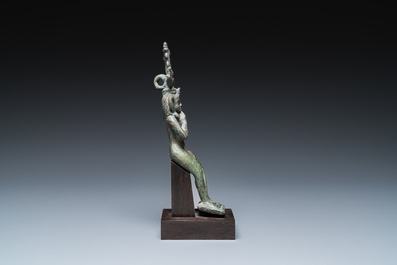 Een Egyptische bronzen sculptuur van Horus, Sa&iuml;tische periode