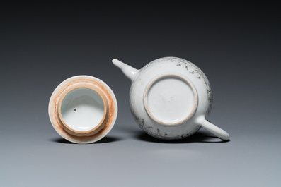 Th&eacute;i&egrave;re couverte en porcelaine de Chine &agrave; d&eacute;cor de chasseurs europ&eacute;ens en grisaille, Yongzheng