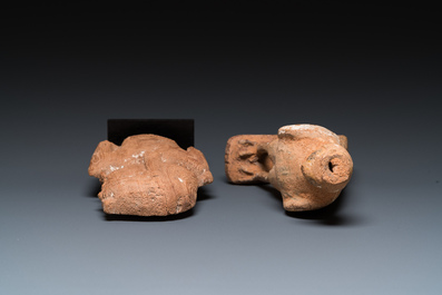 Un faucon de Horus et un fragment de pharaon en bois sculpt&eacute;, Egypte, Basse &eacute;poque