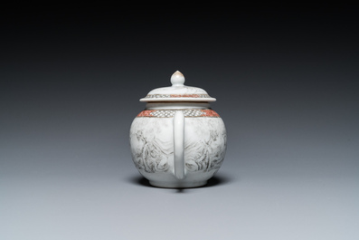 Th&eacute;i&egrave;re couverte en porcelaine de Chine &agrave; d&eacute;cor de chasseurs europ&eacute;ens en grisaille, Yongzheng