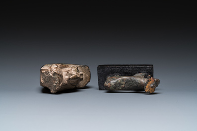Une sculpture d'un pr&ecirc;tre ou fonctionnaire avec Osiris en basalte et une d'Apis en bronze, Egypte, Basse &eacute;poque