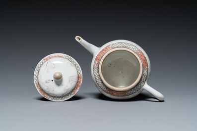 Th&eacute;i&egrave;re couverte en porcelaine de Chine &agrave; d&eacute;cor de chasseurs europ&eacute;ens en grisaille, Yongzheng