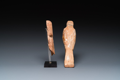 Un faucon de Horus et un fragment de pharaon en bois sculpt&eacute;, Egypte, Basse &eacute;poque
