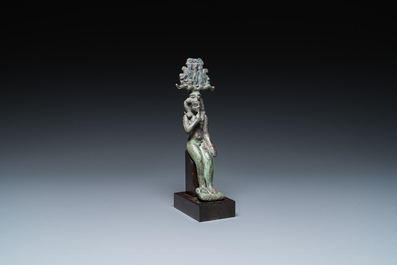 Een Egyptische bronzen sculptuur van Horus, Sa&iuml;tische periode