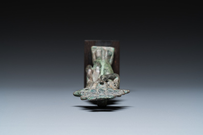 Een Egyptische bronzen sculptuur van Horus, Sa&iuml;tische periode