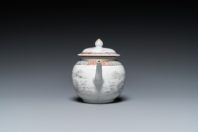 Th&eacute;i&egrave;re couverte en porcelaine de Chine &agrave; d&eacute;cor de chasseurs europ&eacute;ens en grisaille, Yongzheng