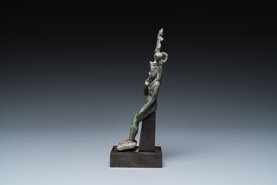 Een Egyptische bronzen sculptuur van Horus, Sa&iuml;tische periode