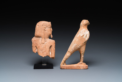 Un faucon de Horus et un fragment de pharaon en bois sculpt&eacute;, Egypte, Basse &eacute;poque