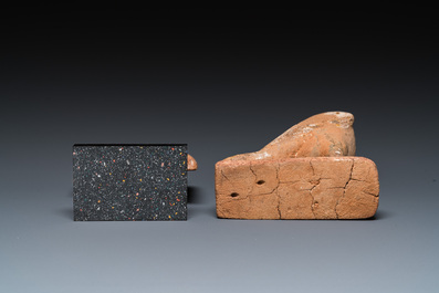 Un faucon de Horus et un fragment de pharaon en bois sculpt&eacute;, Egypte, Basse &eacute;poque