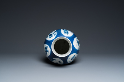 Een Chinese poederblauwe vaas met decor van antiquiteiten, Kangxi