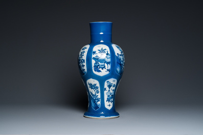 Een Chinese poederblauwe vaas met decor van antiquiteiten, Kangxi