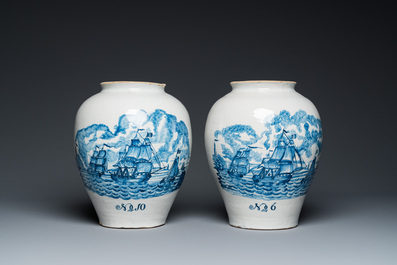 Paire de pots &agrave; tabac en fa&iuml;ence de Delft en bleu et blanc aux sujets maritimes, 18&egrave;me