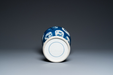 Een Chinese poederblauwe vaas met decor van antiquiteiten, Kangxi